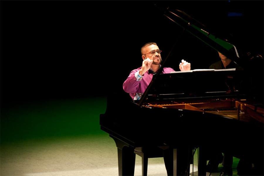 Anthony de Mare sitting behind a piano playing